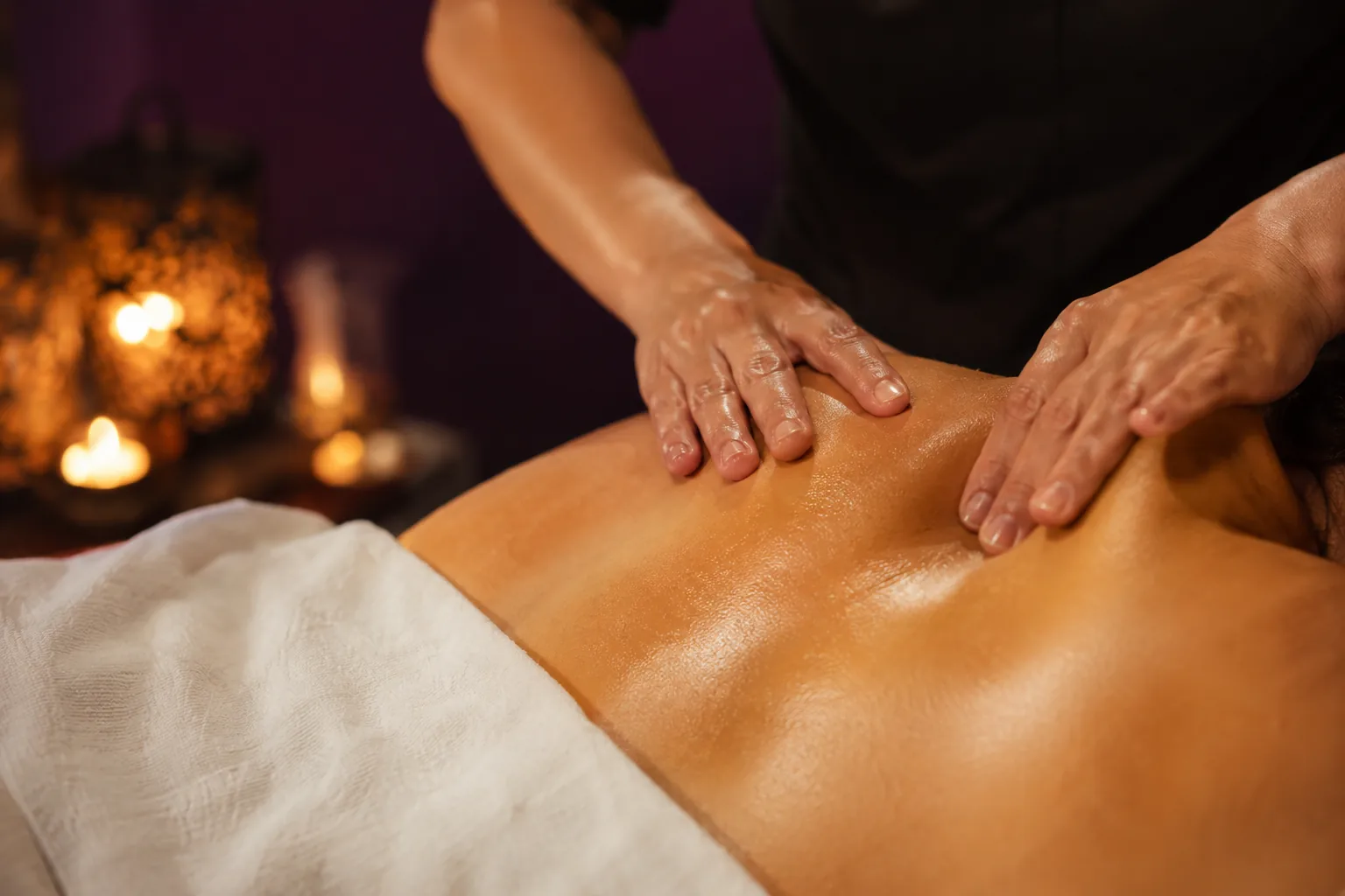Sırt masajı uygulaması — Lila Spa, Firuzköy misafirlerine hizmet veren salon